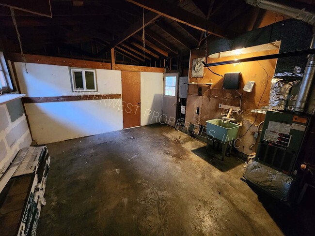 Building Photo - Spacious 3 Bed Ranch Style Home W/Garage, ...