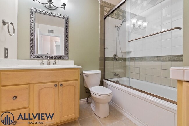 Building Photo - Upgraded 4 Bedroom, 3 Bathroom Home Available