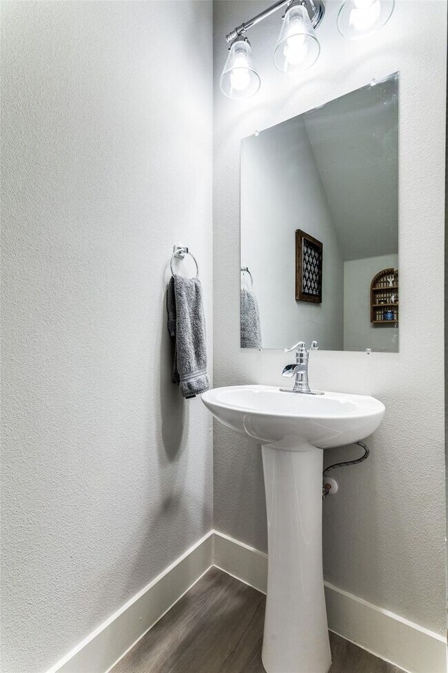 Building Photo - Beautifully Updated 3 Bed, 2.5 Bath in Pea...