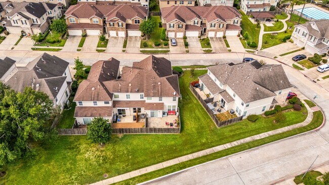 Building Photo - 16030 Summerville Lake Dr