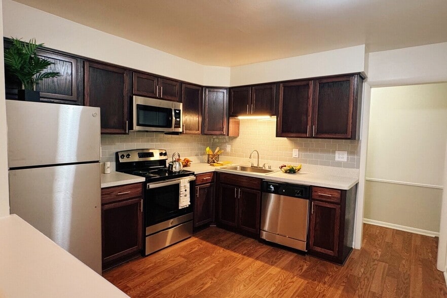 Primary Photo - Corner Place