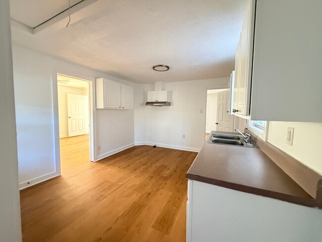 Building Photo - 417 S Hill Ave