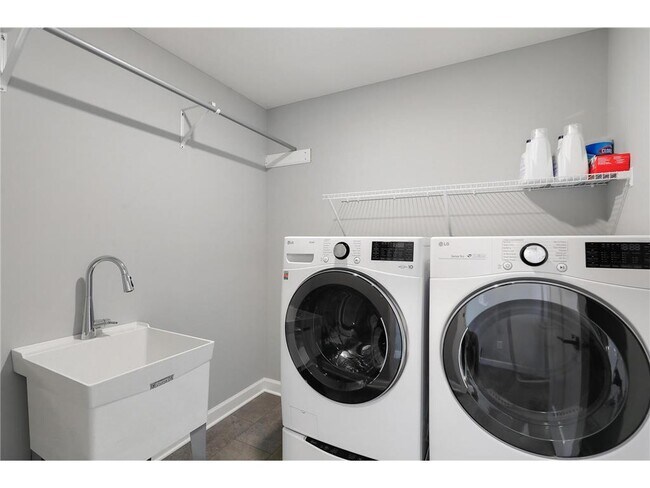 Building Photo - 6332 Apple Ct