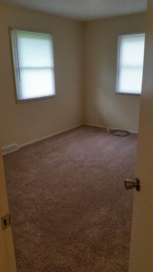 Building Photo - 543 E School St