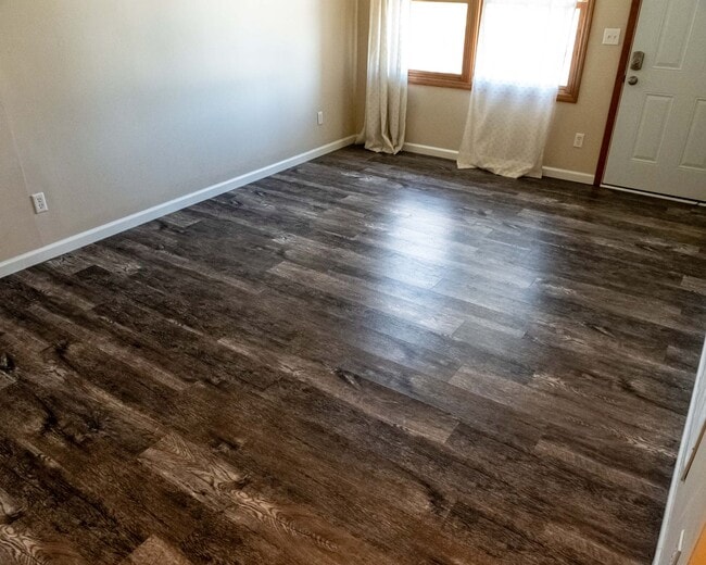 Building Photo - 423 S Park Square Dr