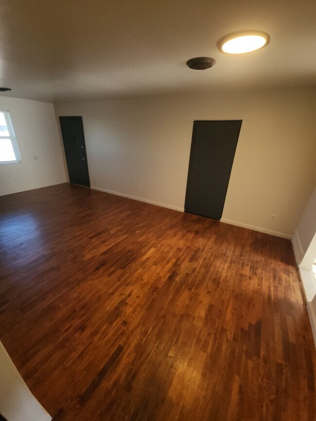 Building Photo - 9921 Sloane Square