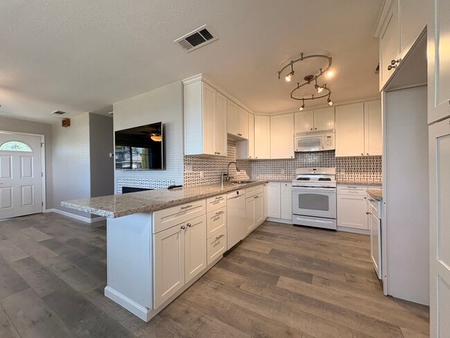 Building Photo - Beautifully Updated 3/2! Backyard, 2 Car Garage! Modern and Clean!