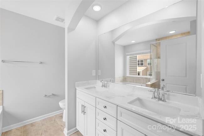 Building Photo - 15013 Savannah Hall Dr
