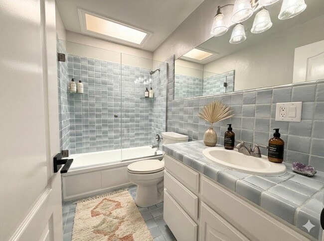 Building Photo - 705 Santa Rita St