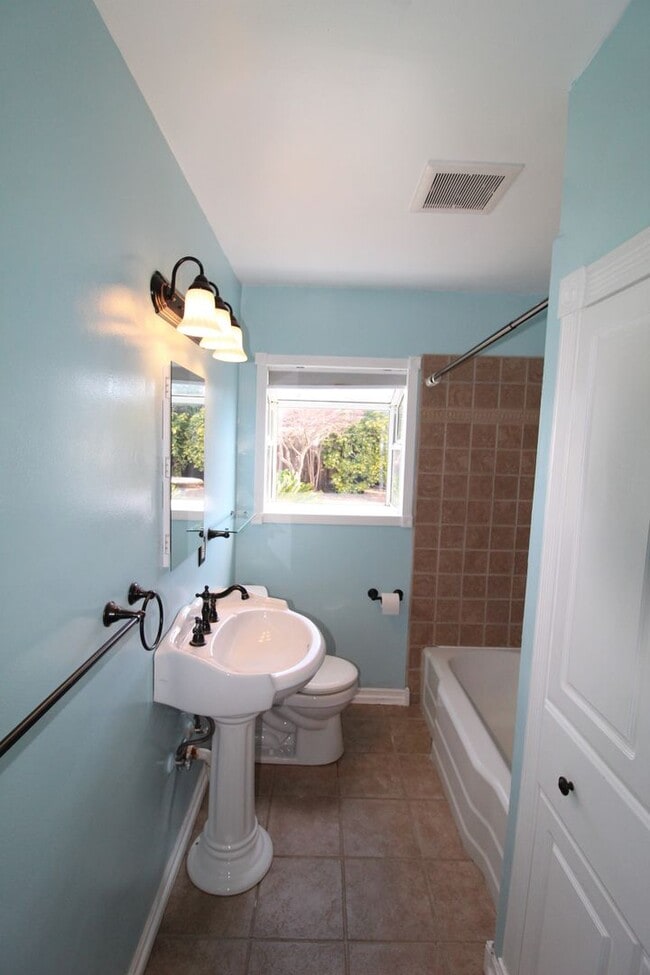 Building Photo - Quaint Midtown Ventura Home