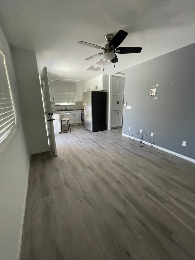 Building Photo - 703 W College St