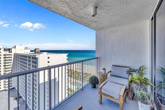 Building Photo - 2655 Collins Ave