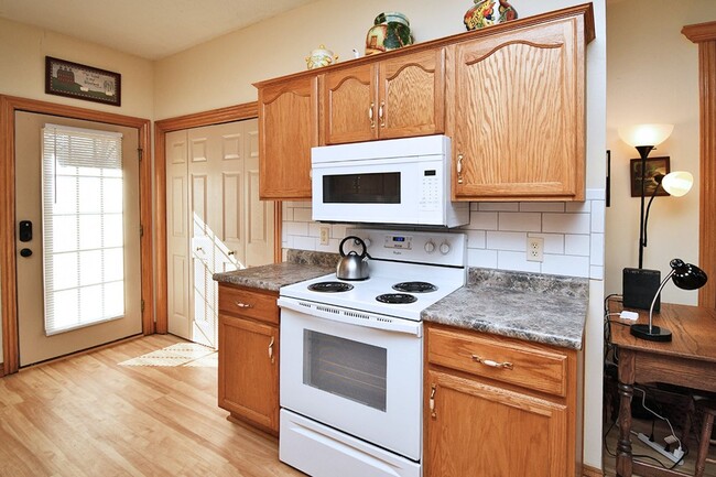 Building Photo - 2 Blocks from MERCY HOSPITAL!     FULLY FU...