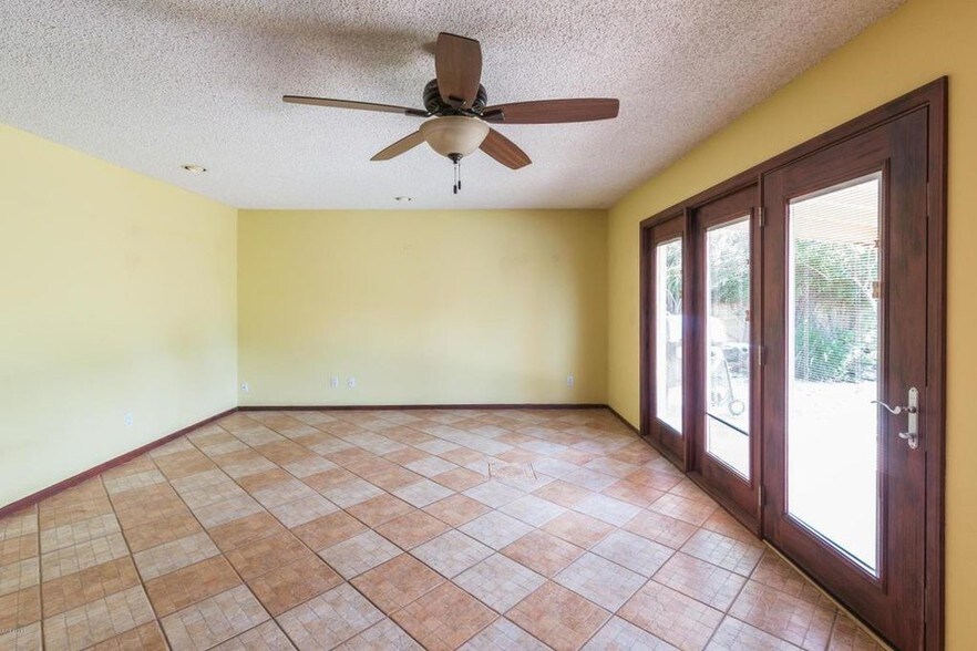 Building Photo - 1113 E Balboa Dr