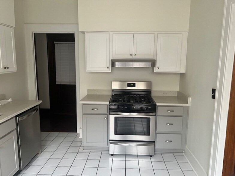 Building Photo - Beautifully Restored 3 BR, 1.5 BR Pre-War ...