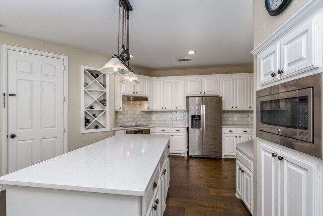 Building Photo - 5055 Navajo Dr
