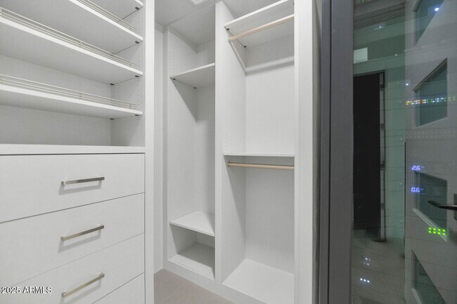 Building Photo - 6587 N Palmeraie Blvd