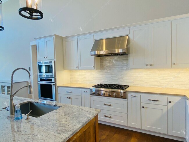 Building Photo - Luxury Single-Level 3BR - 3.5BA Living in Tetherow