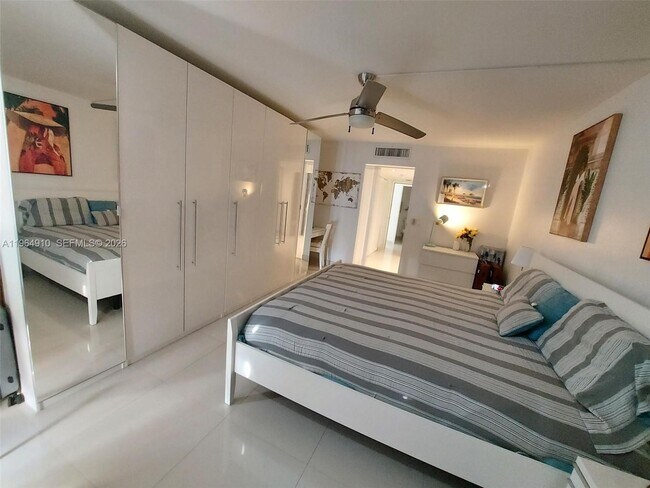 Building Photo - 3375 N Country Club Dr