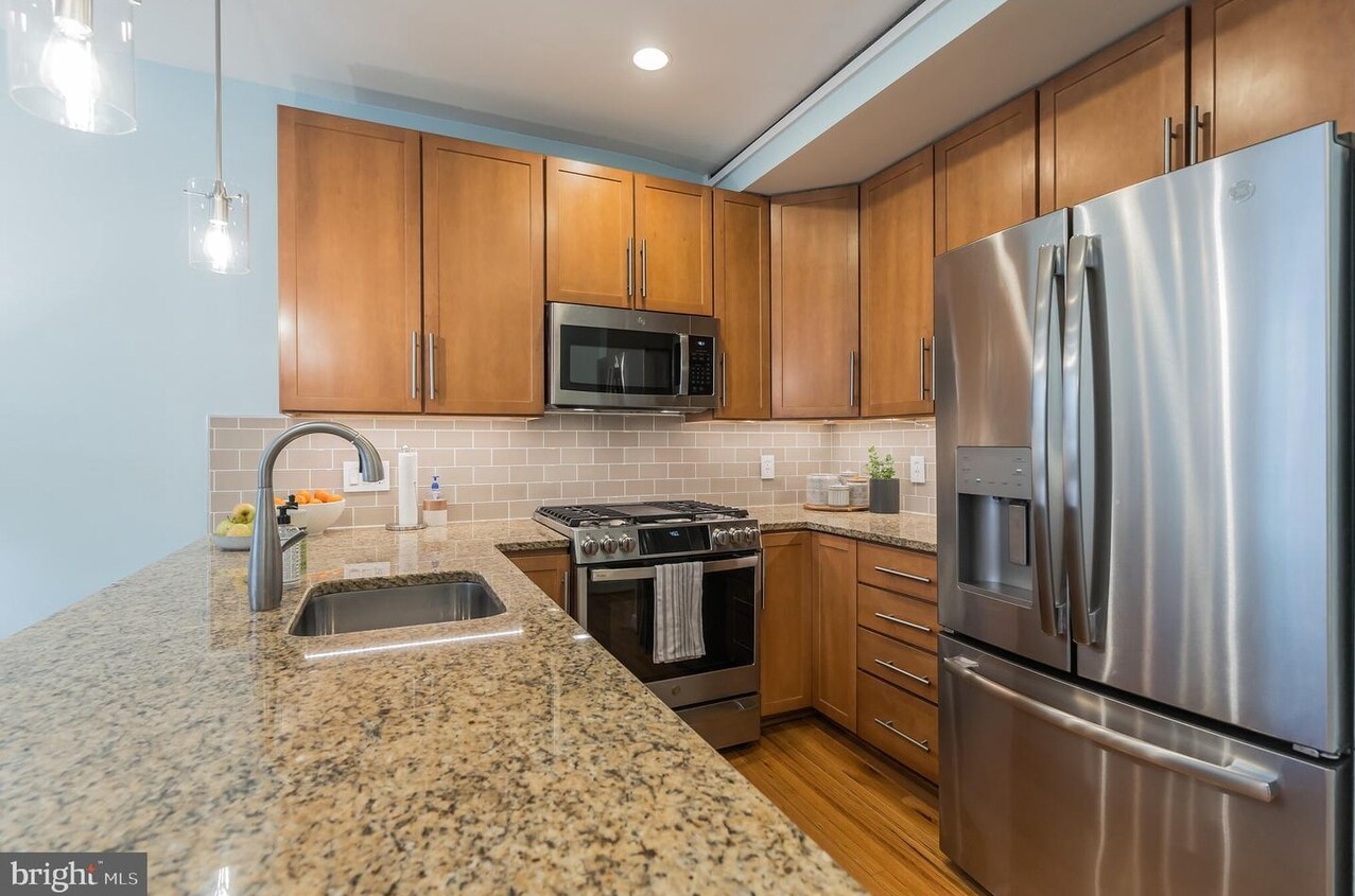 Building Photo - 302 Todd Pl NE