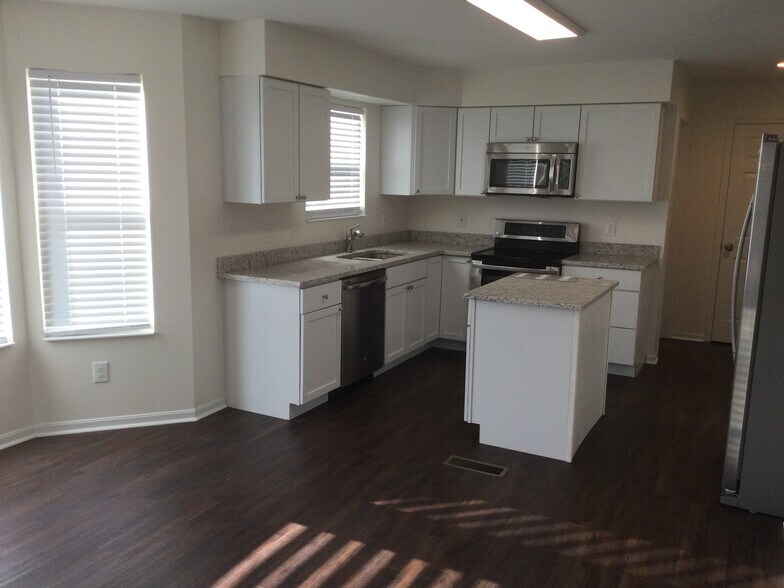 Building Photo - 2831 Coachlight Ln