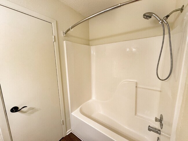 Building Photo - Charming 3-Bedroom 2- Bath home in New Bra...