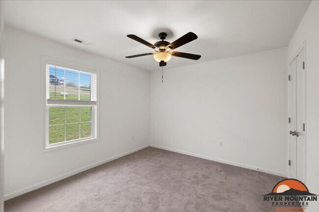 Building Photo - Spacious Three Level Home in Pembroke