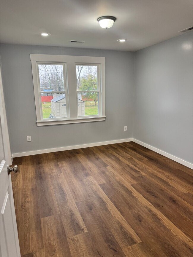 Building Photo - 913 E Myrtle Ave