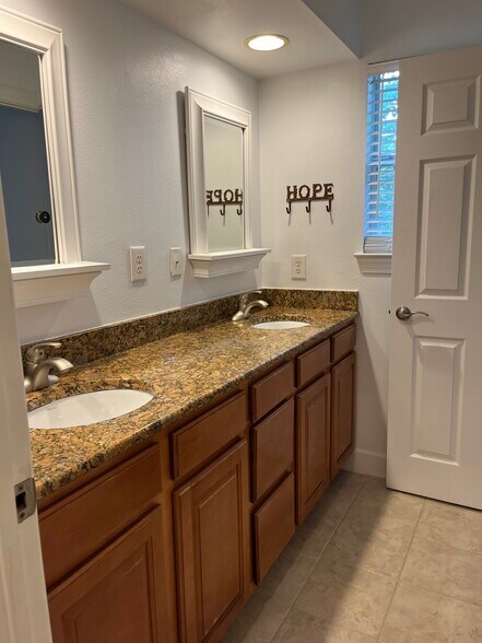 Building Photo - 77 Talon Ct