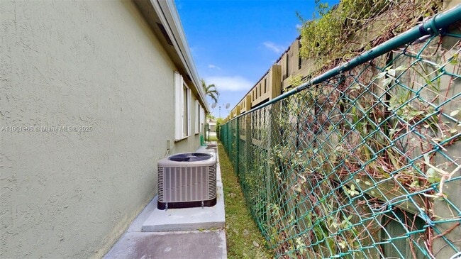 Building Photo - 12567 SW 121st Ave