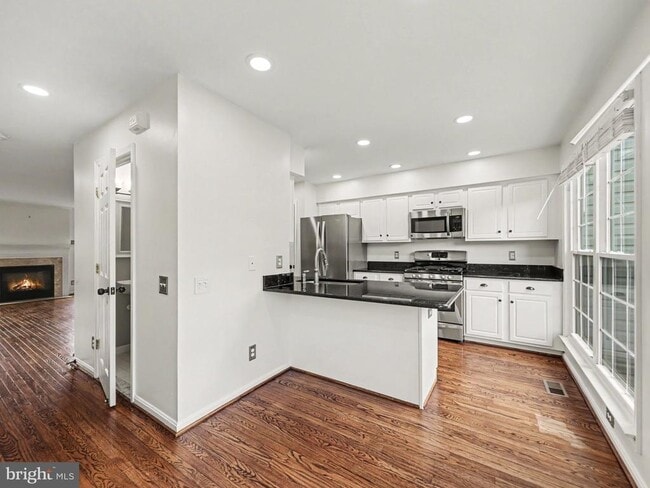 Building Photo - 11527 Bertram St