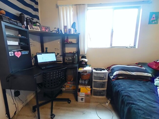 Building Photo - 5 bed 3 bath w/ POOL and Large rooms