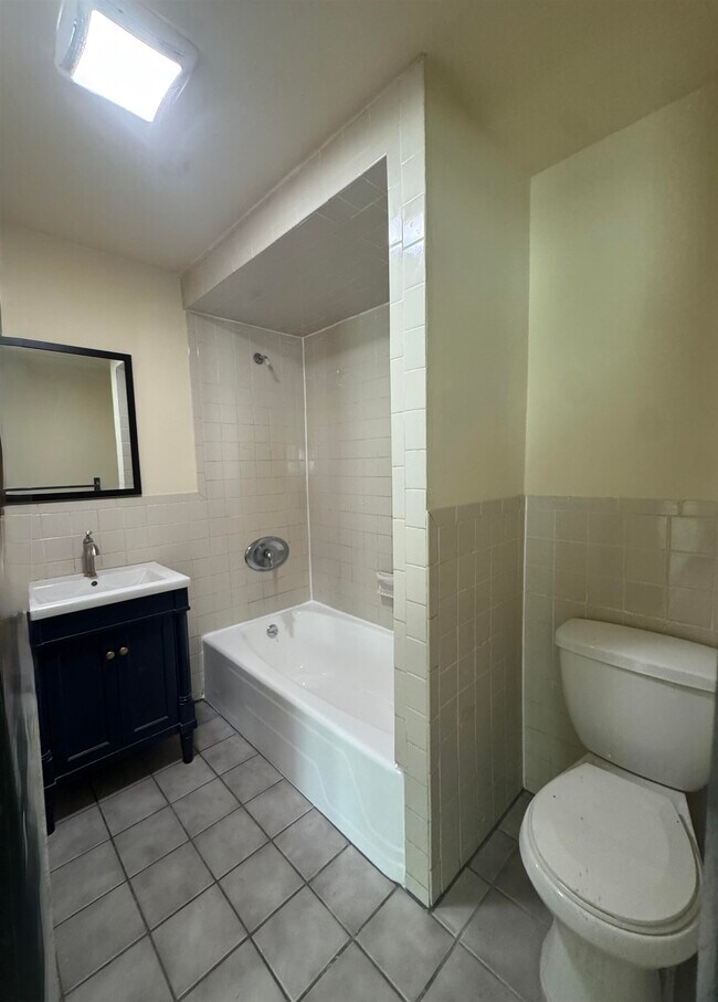 Building Photo - 620 Lyons Ave