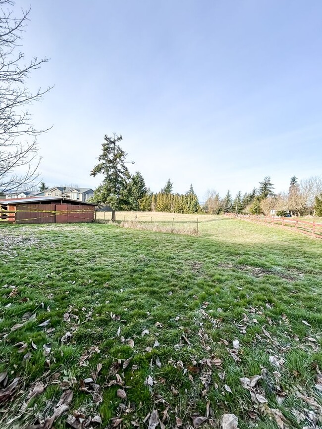 Building Photo - 3BD with Sunroom on 2 Acres