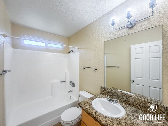 Building Photo - SD: Inviting 1BD/1BA Upper-Level Condo in Golden Hill with Laundry On-Site & Reserved Parking