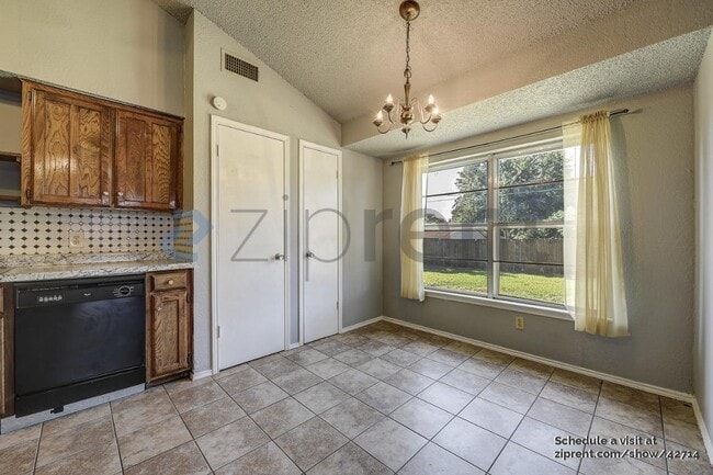 Building Photo - 400 Royal Field Dr