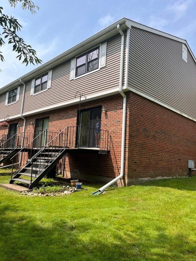 Building Photo - 142 Hampton Ct