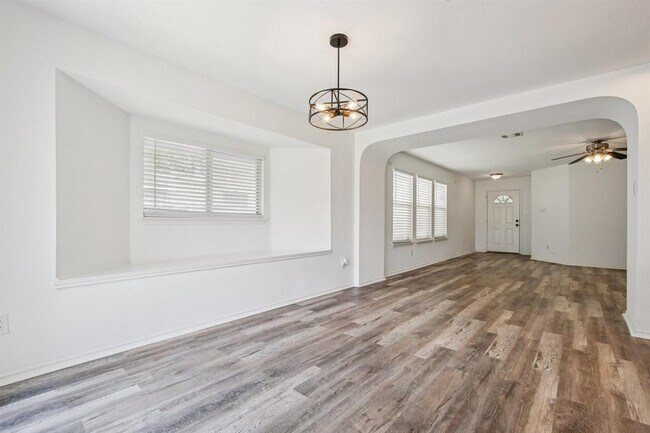 Building Photo - 209 Cottontail Dr