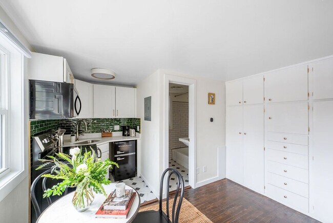 Building Photo - 113 S Henry St