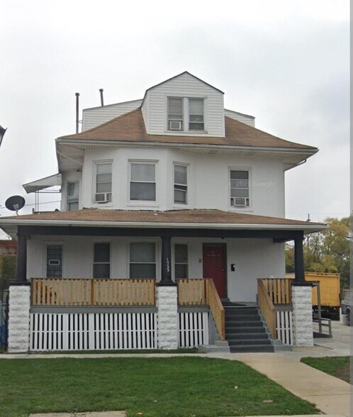 Building entrance - 1725 Madison St