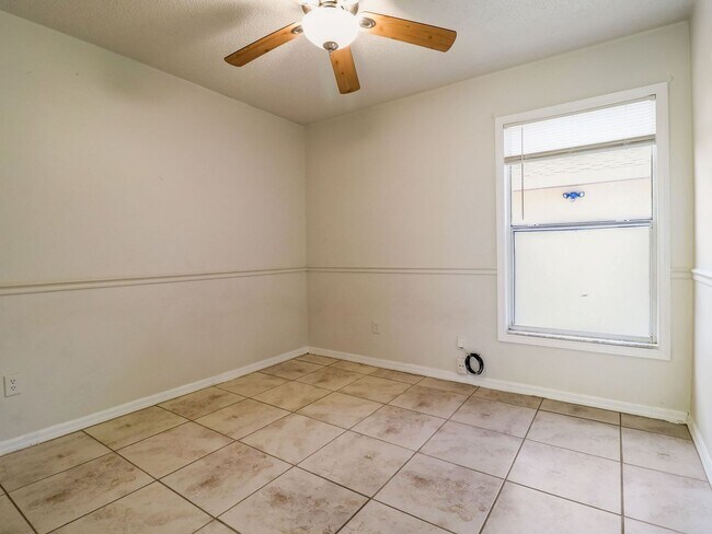 Building Photo - Beautiful 3-bedroom 2-bathroom house in th...