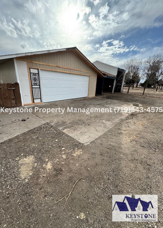 Building Photo - Country Living in a Newly Remodeled Home 3...