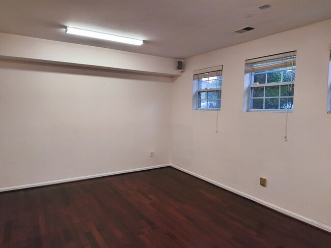 Building Photo - Exceptional End-Unit Townhome with Expansi...
