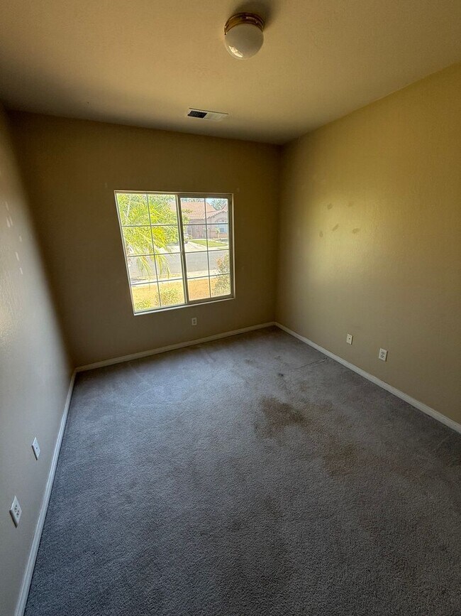 Building Photo - Modern 4-Bedroom Home in Northwest Bakersf...