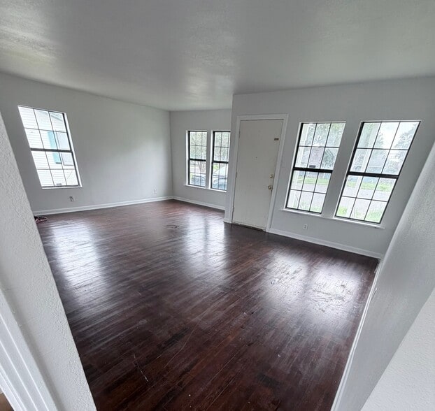 Building Photo - 1410 Ray Dr