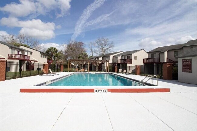 Building Photo - 2 Bedroom 2 1/2 bath in the Lakes Townhome Community! Complete Remodel!