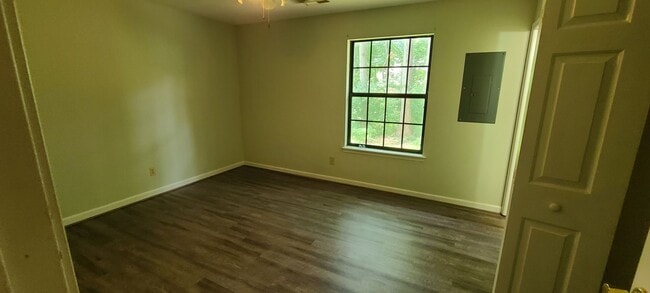 Building Photo - Corner Lot 3BR 1.5BA Home in Forest