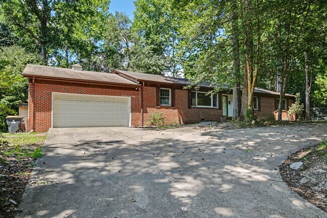 Building Photo - 151 Country Club Dr