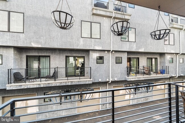 Building Photo - 1333 N Howard St