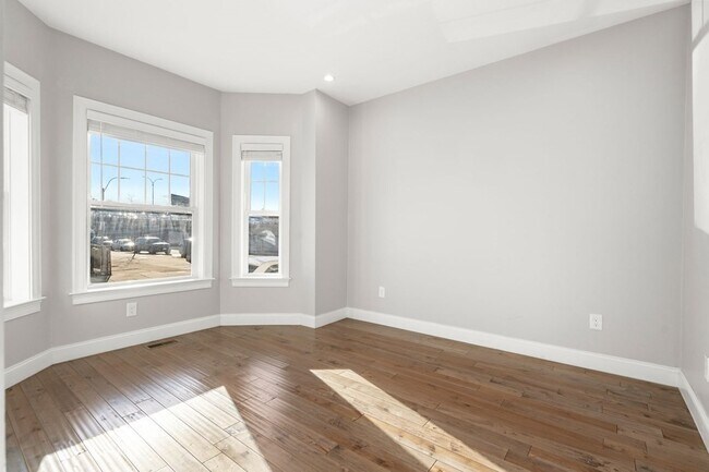 Building Photo - 170 Paris St